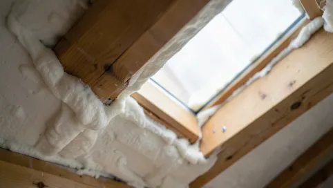 ocieplenie okna dachowego pianką